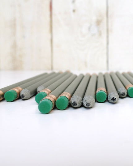 Crayon rond fabriqué à partir de plastique recyclé (70%) + dollars (30%)