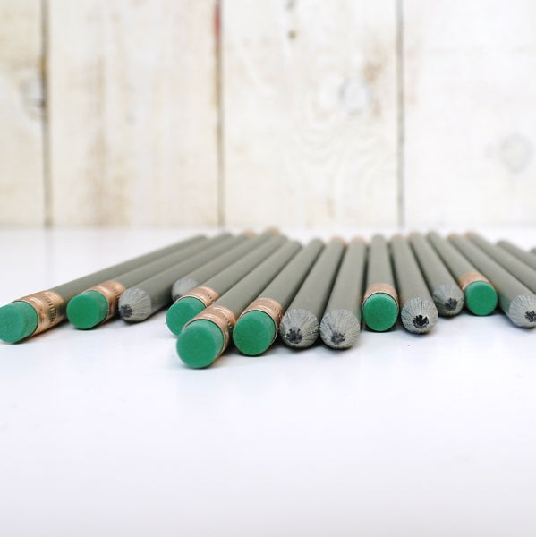 Crayon rond fabriqué à partir de plastique recyclé (70%) + dollars (30%)