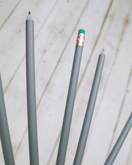 Crayon rond fabriqué à partir de plastique recyclé (70%) + dollars (30%)