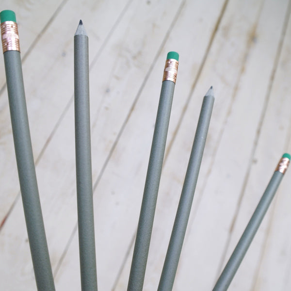 Crayon rond fabriqué à partir de plastique recyclé (70%) + dollars (30%)