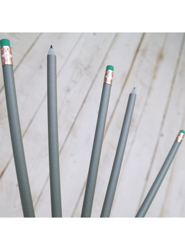 Crayon rond fabriqué à partir de plastique recyclé (70%) + dollars (30%)