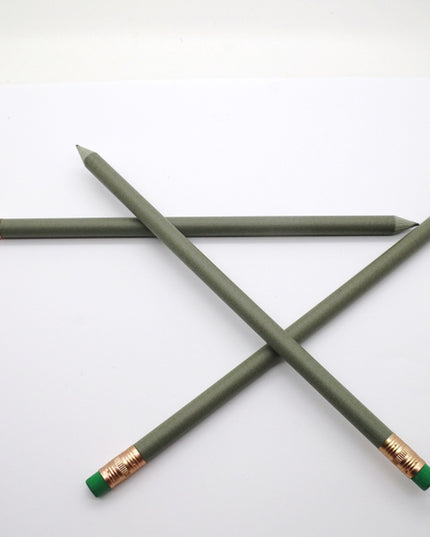 Crayon rond fabriqué à partir de plastique recyclé (70%) + dollars (30%)