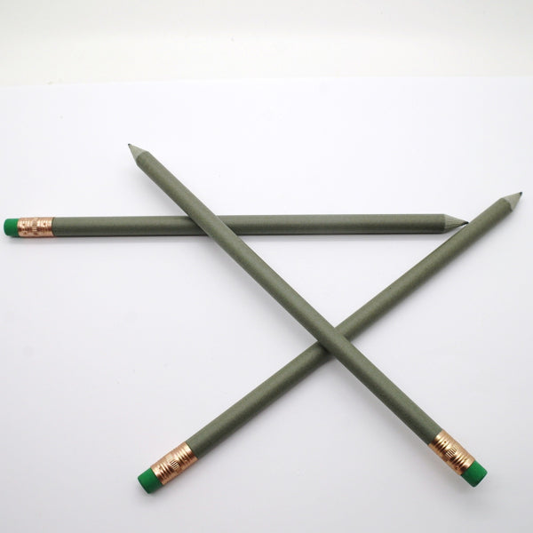 Crayon rond fabriqué à partir de plastique recyclé (70%) + dollars (30%)
