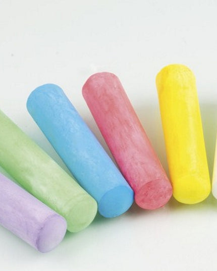 plastic doos met 50 staven stoepkrijt - gemengde kleuren