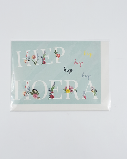 Wenskaart hiep hoera in bloemenletters (F11007)