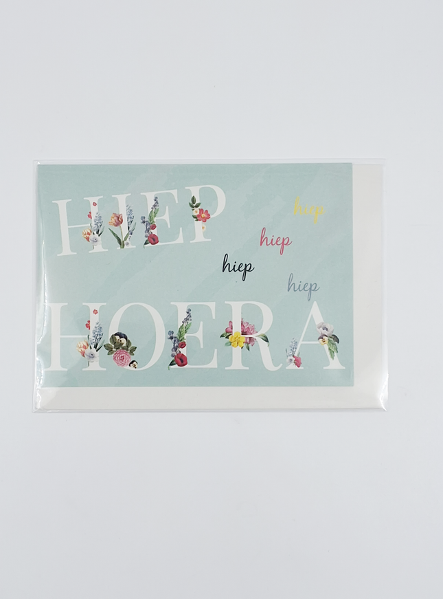 Wenskaart hiep hoera in bloemenletters (F11007)